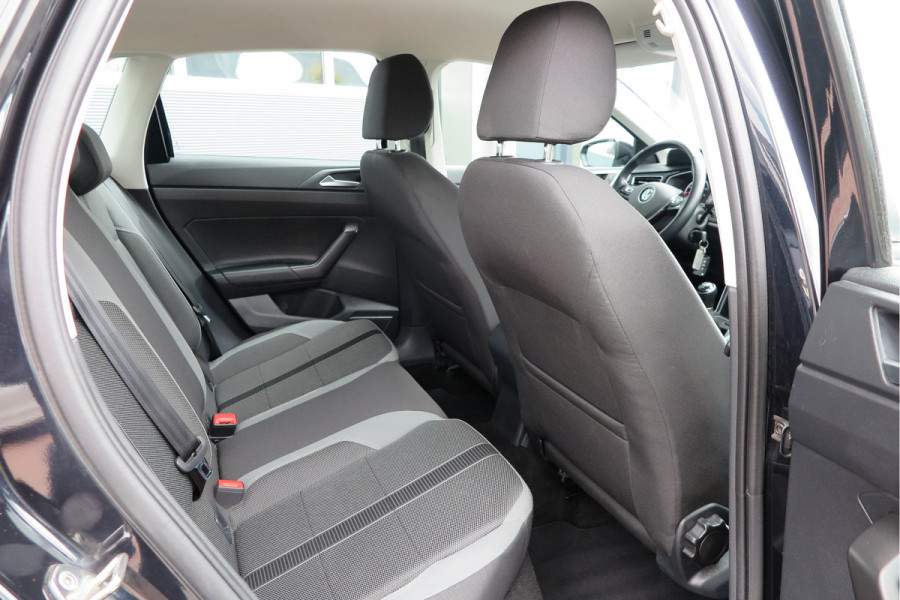 Volkswagen Polo 1.0 TSI 70kw 95pk Highline, Adaptive Cruise, PDC ,Navigatie , Stuurwiel multifuntioneel, Carplay, LMV 16", Sportstoelen,Buitenspiegels inklapbaar, etc. Complete historie bekend NL auto met NAP (recent onderhouden)