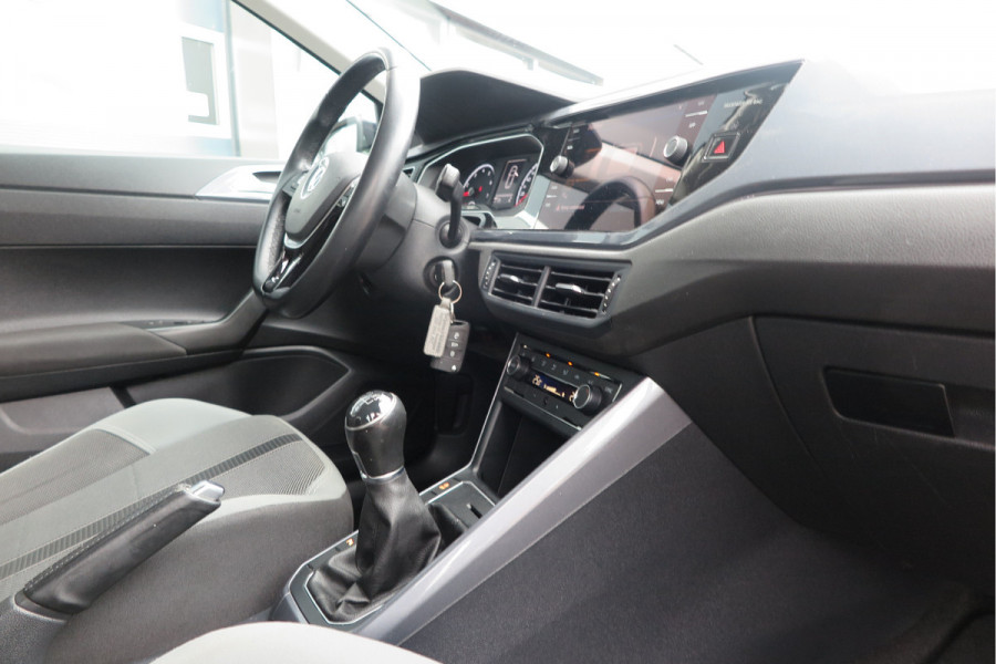 Volkswagen Polo 1.0 TSI 70kw 95pk Highline, Adaptive Cruise, PDC ,Navigatie , Stuurwiel multifuntioneel, Carplay, LMV 16", Sportstoelen,Buitenspiegels inklapbaar, etc. Complete historie bekend NL auto met NAP (recent onderhouden)