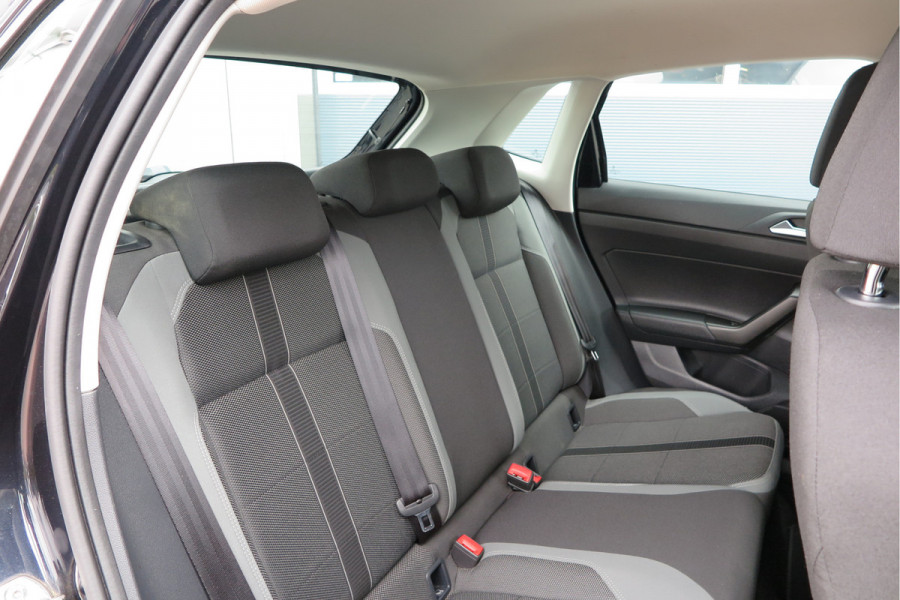 Volkswagen Polo 1.0 TSI 70kw 95pk Highline, Adaptive Cruise, PDC ,Navigatie , Stuurwiel multifuntioneel, Carplay, LMV 16", Sportstoelen,Buitenspiegels inklapbaar, etc. Complete historie bekend NL auto met NAP (recent onderhouden)