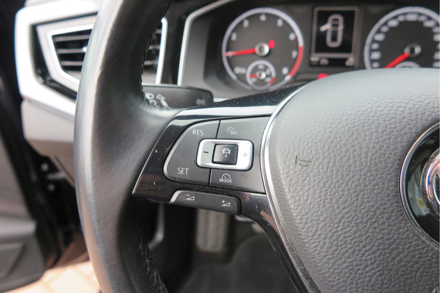Volkswagen Polo 1.0 TSI 70kw 95pk Highline, Adaptive Cruise, PDC ,Navigatie , Stuurwiel multifuntioneel, Carplay, LMV 16", Sportstoelen,Buitenspiegels inklapbaar, etc. Complete historie bekend NL auto met NAP (recent onderhouden)