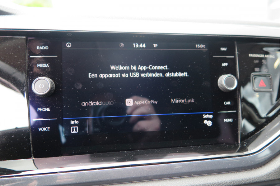 Volkswagen Polo 1.0 TSI 70kw 95pk Highline, Adaptive Cruise, PDC ,Navigatie , Stuurwiel multifuntioneel, Carplay, LMV 16", Sportstoelen,Buitenspiegels inklapbaar, etc. Complete historie bekend NL auto met NAP (recent onderhouden)