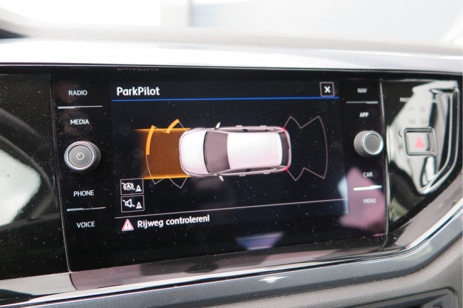 Volkswagen Polo 1.0 TSI 70kw 95pk Highline, Adaptive Cruise, PDC ,Navigatie , Stuurwiel multifuntioneel, Carplay, LMV 16", Sportstoelen,Buitenspiegels inklapbaar, etc. Complete historie bekend NL auto met NAP (recent onderhouden)
