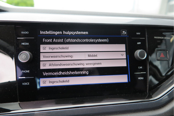 Volkswagen Polo 1.0 TSI 70kw 95pk Highline, Adaptive Cruise, PDC ,Navigatie , Stuurwiel multifuntioneel, Carplay, LMV 16", Sportstoelen,Buitenspiegels inklapbaar, etc. Complete historie bekend NL auto met NAP (recent onderhouden)
