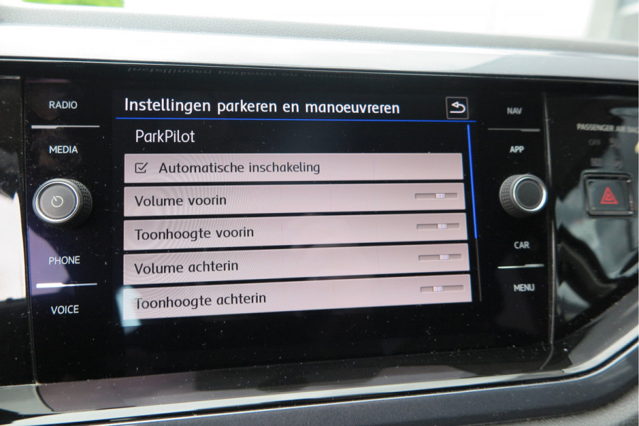 Volkswagen Polo 1.0 TSI 70kw 95pk Highline, Adaptive Cruise, PDC ,Navigatie , Stuurwiel multifuntioneel, Carplay, LMV 16", Sportstoelen,Buitenspiegels inklapbaar, etc. Complete historie bekend NL auto met NAP (recent onderhouden)