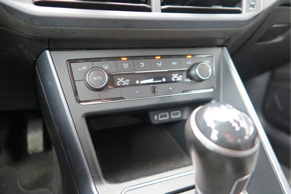 Volkswagen Polo 1.0 TSI 70kw 95pk Highline, Adaptive Cruise, PDC ,Navigatie , Stuurwiel multifuntioneel, Carplay, LMV 16", Sportstoelen,Buitenspiegels inklapbaar, etc. Complete historie bekend NL auto met NAP (recent onderhouden)