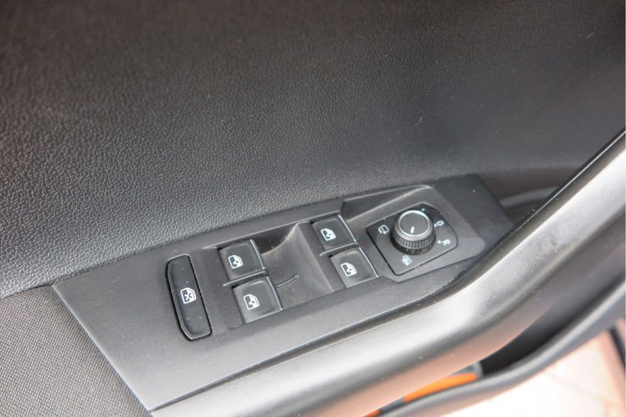 Volkswagen Polo 1.0 TSI 70kw 95pk Highline, Adaptive Cruise, PDC ,Navigatie , Stuurwiel multifuntioneel, Carplay, LMV 16", Sportstoelen,Buitenspiegels inklapbaar, etc. Complete historie bekend NL auto met NAP (recent onderhouden)