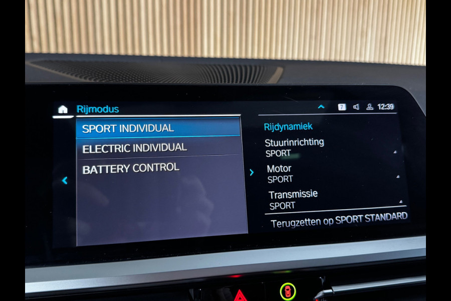 BMW 3 Serie Touring 330e M-sport PANO|AMBIENT|19 INCH|LASER|SHADOW|M-AERODYNAMICA