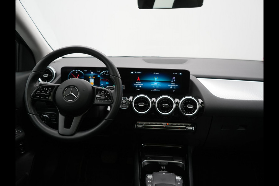 Mercedes-Benz GLA 250 e Style PHEV 218pk Dealer O.H. | Trekhaak Af Fabriek | Panodak | Lederen Sportstoelen Verwarmd | Multi Beam LED |  Apple Carplay | Widescreen Navi | Cruise Control | DAB | Plug In Hybrid |