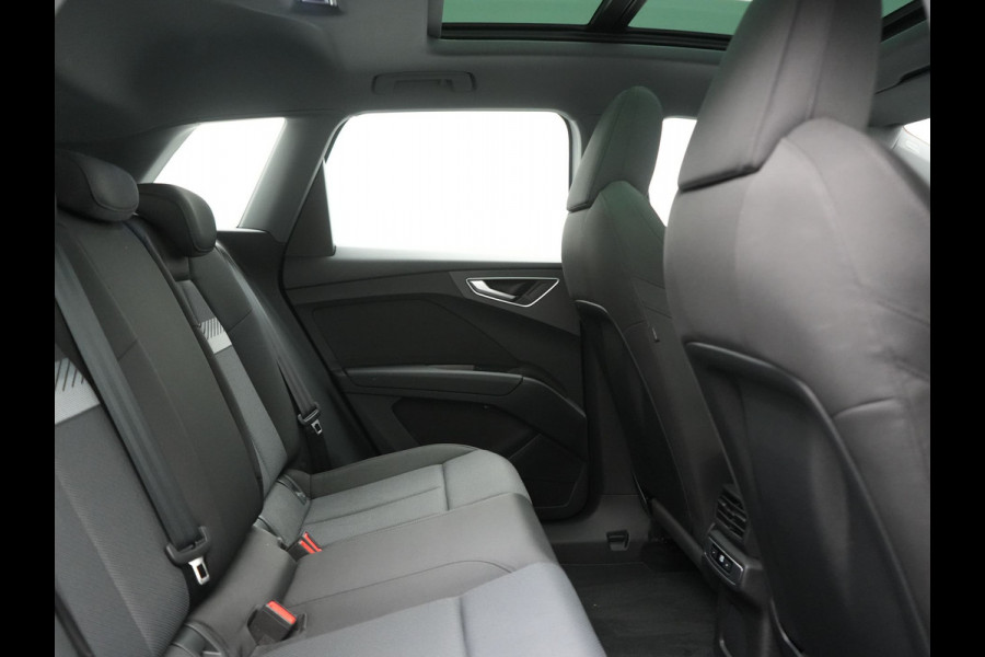 Audi Q4 e-tron 45 Quattro S edition 77 kWh 265pk Dealer O.H. | Panodak | Black Optic | 20"L.M. | Sportstoelen Verwarmd | Navigatie | Virtual Cockpit | Standkachel | DAB |