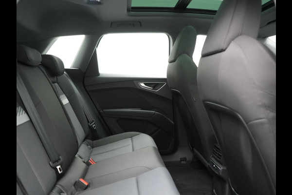 Audi Q4 e-tron 45 Quattro S edition 77 kWh 265pk Dealer O.H. | Panodak | Black Optic | 20"L.M. | Sportstoelen Verwarmd | Navigatie | Virtual Cockpit | Standkachel | DAB |