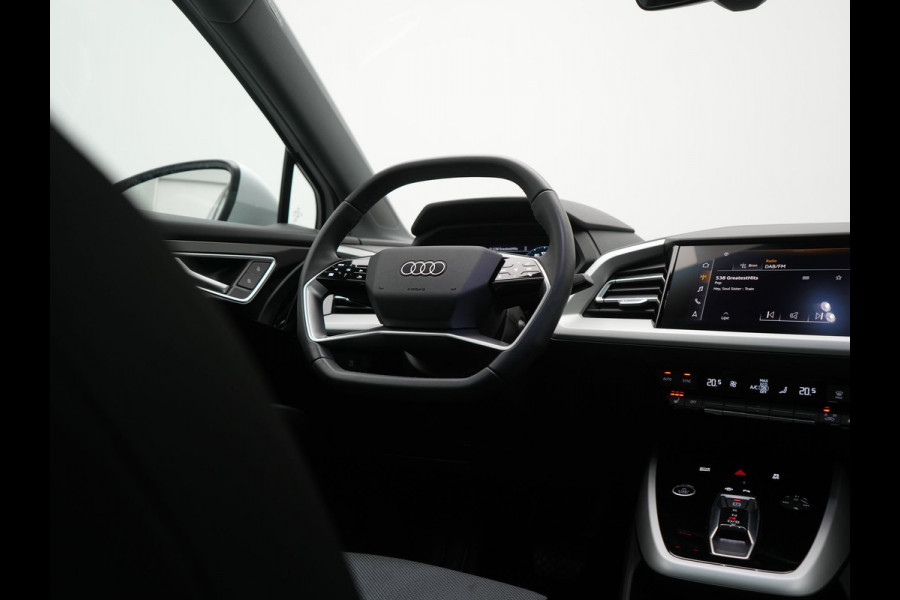 Audi Q4 e-tron 45 Quattro S edition 77 kWh 265pk Dealer O.H. | Panodak | Black Optic | 20"L.M. | Sportstoelen Verwarmd | Navigatie | Virtual Cockpit | Standkachel | DAB |