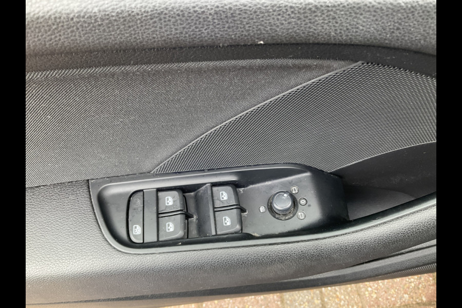 Audi A3 Limousine 30 1.6 TDI Pro Line Navi BT Trekhaak Onderhouden!