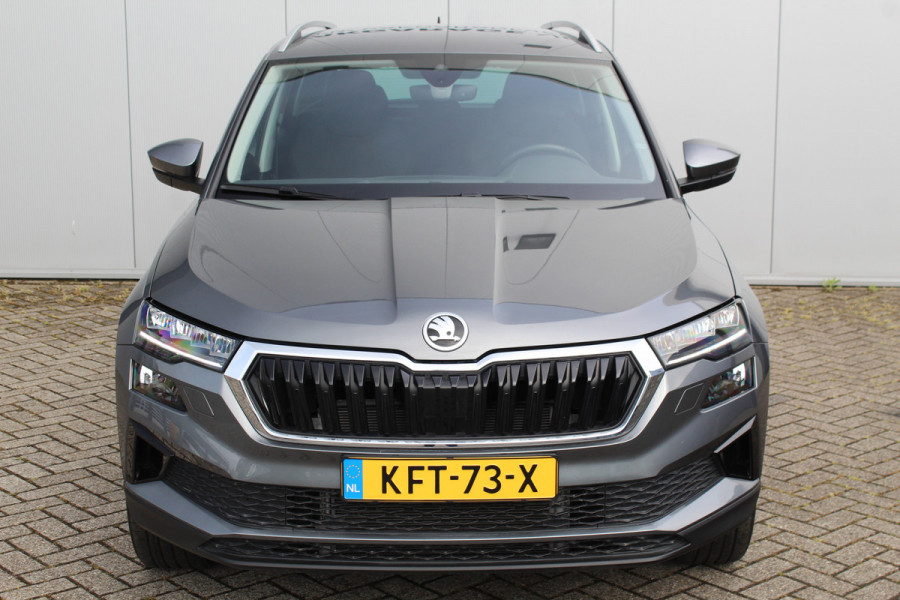 Škoda Karoq 1.5-150pk 'Selection' DSG-AUTOMAAT ! Fijne comfortabele hoogzitter, slechts 11.000km, trekgew. 1.500kg ! Aut. airco, Stuur- en stoelverwarm., Adapt. Cruise Cntrl, Climate Cntrl, Keyless entry/keyless go, Navigatie by Apple CarPlay/Android auto etc.