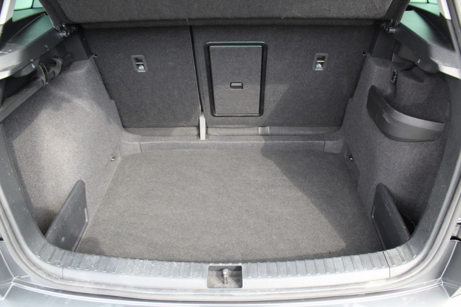 Škoda Karoq 1.5-150pk 'Selection' DSG-AUTOMAAT ! Fijne comfortabele hoogzitter, slechts 11.000km, trekgew. 1.500kg ! Aut. airco, Stuur- en stoelverwarm., Adapt. Cruise Cntrl, Climate Cntrl, Keyless entry/keyless go, Navigatie by Apple CarPlay/Android auto etc.