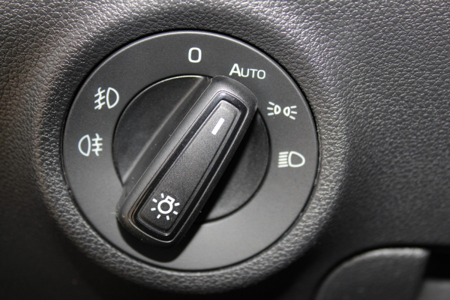 Škoda Karoq 1.5-150pk 'Selection' DSG-AUTOMAAT ! Fijne comfortabele hoogzitter, slechts 11.000km, trekgew. 1.500kg ! Aut. airco, Stuur- en stoelverwarm., Adapt. Cruise Cntrl, Climate Cntrl, Keyless entry/keyless go, Navigatie by Apple CarPlay/Android auto etc.