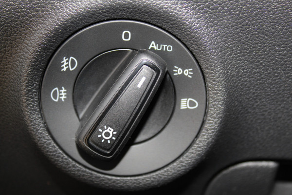 Škoda Karoq 1.5-150pk 'Selection' DSG-AUTOMAAT ! Fijne comfortabele hoogzitter, slechts 11.000km, trekgew. 1.500kg ! Aut. airco, Stuur- en stoelverwarm., Adapt. Cruise Cntrl, Climate Cntrl, Keyless entry/keyless go, Navigatie by Apple CarPlay/Android auto etc.