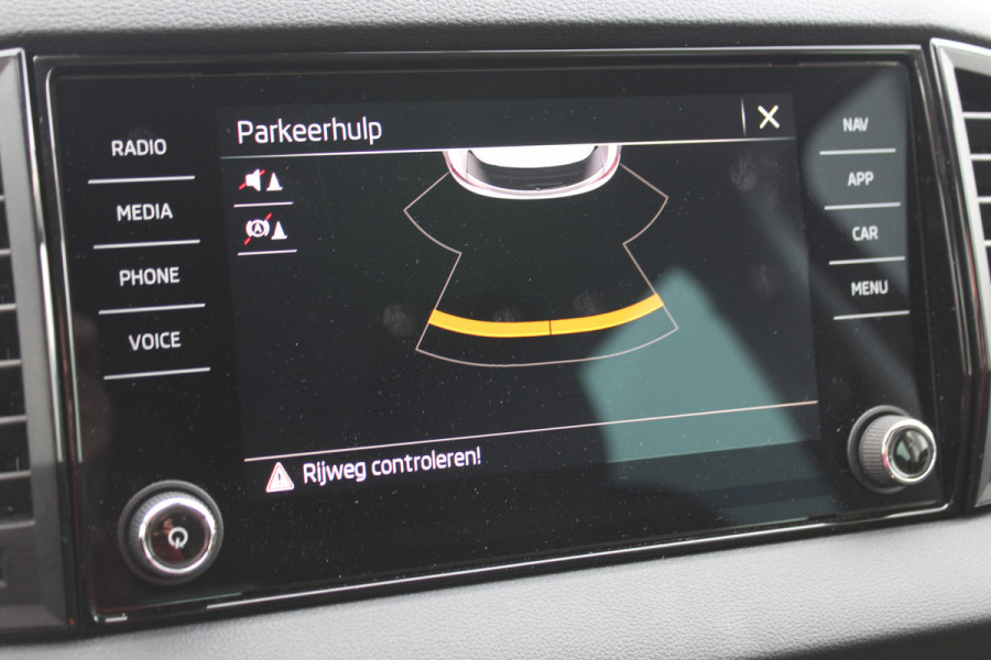 Škoda Karoq 1.5-150pk 'Selection' DSG-AUTOMAAT ! Fijne comfortabele hoogzitter, slechts 11.000km, trekgew. 1.500kg ! Aut. airco, Stuur- en stoelverwarm., Adapt. Cruise Cntrl, Climate Cntrl, Keyless entry/keyless go, Navigatie by Apple CarPlay/Android auto etc.