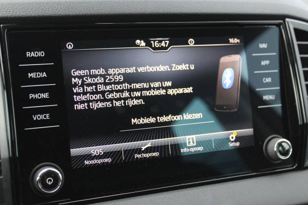 Škoda Karoq 1.5-150pk 'Selection' DSG-AUTOMAAT ! Fijne comfortabele hoogzitter, slechts 11.000km, trekgew. 1.500kg ! Aut. airco, Stuur- en stoelverwarm., Adapt. Cruise Cntrl, Climate Cntrl, Keyless entry/keyless go, Navigatie by Apple CarPlay/Android auto etc.