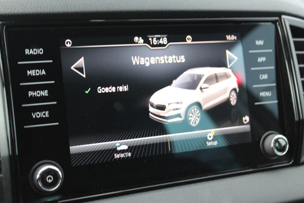 Škoda Karoq 1.5-150pk 'Selection' DSG-AUTOMAAT ! Fijne comfortabele hoogzitter, slechts 11.000km, trekgew. 1.500kg ! Aut. airco, Stuur- en stoelverwarm., Adapt. Cruise Cntrl, Climate Cntrl, Keyless entry/keyless go, Navigatie by Apple CarPlay/Android auto etc.