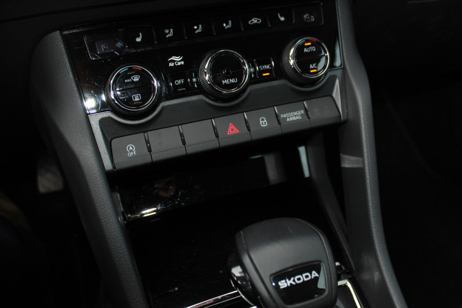 Škoda Karoq 1.5-150pk 'Selection' DSG-AUTOMAAT ! Fijne comfortabele hoogzitter, slechts 11.000km, trekgew. 1.500kg ! Aut. airco, Stuur- en stoelverwarm., Adapt. Cruise Cntrl, Climate Cntrl, Keyless entry/keyless go, Navigatie by Apple CarPlay/Android auto etc.