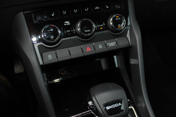 Škoda Karoq 1.5-150pk 'Selection' DSG-AUTOMAAT ! Fijne comfortabele hoogzitter, slechts 11.000km, trekgew. 1.500kg ! Aut. airco, Stuur- en stoelverwarm., Adapt. Cruise Cntrl, Climate Cntrl, Keyless entry/keyless go, Navigatie by Apple CarPlay/Android auto etc.