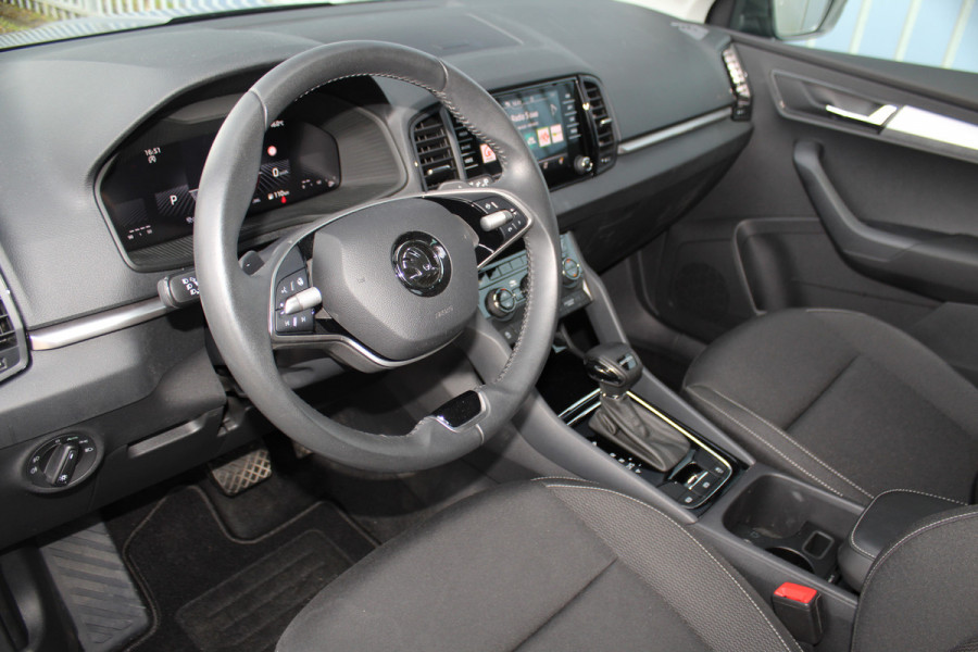 Škoda Karoq 1.5-150pk 'Selection' DSG-AUTOMAAT ! Fijne comfortabele hoogzitter, slechts 11.000km, trekgew. 1.500kg ! Aut. airco, Stuur- en stoelverwarm., Adapt. Cruise Cntrl, Climate Cntrl, Keyless entry/keyless go, Navigatie by Apple CarPlay/Android auto etc.