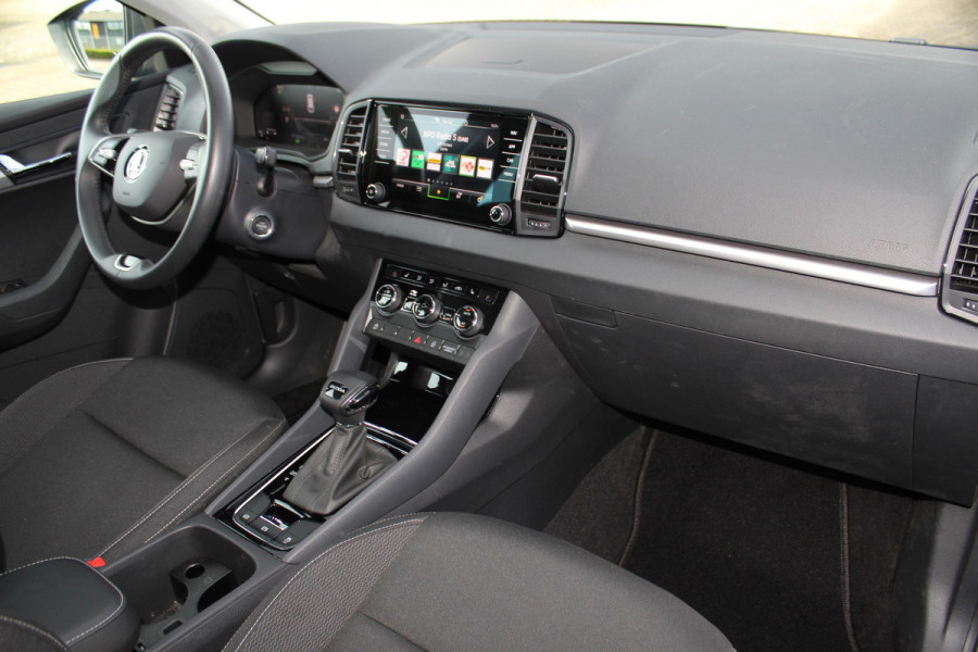 Škoda Karoq 1.5-150pk 'Selection' DSG-AUTOMAAT ! Fijne comfortabele hoogzitter, slechts 11.000km, trekgew. 1.500kg ! Aut. airco, Stuur- en stoelverwarm., Adapt. Cruise Cntrl, Climate Cntrl, Keyless entry/keyless go, Navigatie by Apple CarPlay/Android auto etc.