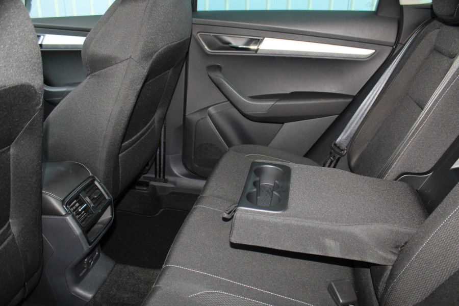 Škoda Karoq 1.5-150pk 'Selection' DSG-AUTOMAAT ! Fijne comfortabele hoogzitter, slechts 11.000km, trekgew. 1.500kg ! Aut. airco, Stuur- en stoelverwarm., Adapt. Cruise Cntrl, Climate Cntrl, Keyless entry/keyless go, Navigatie by Apple CarPlay/Android auto etc.