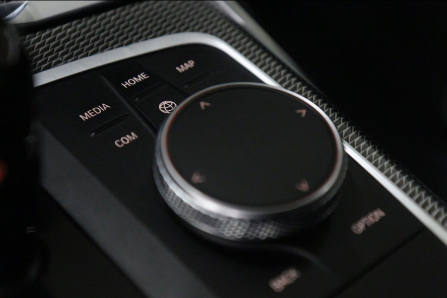 BMW 3-serie 330i High Executive M-PAKKET PANO/CARPLAY/SFEER/HK/HUD/VOL