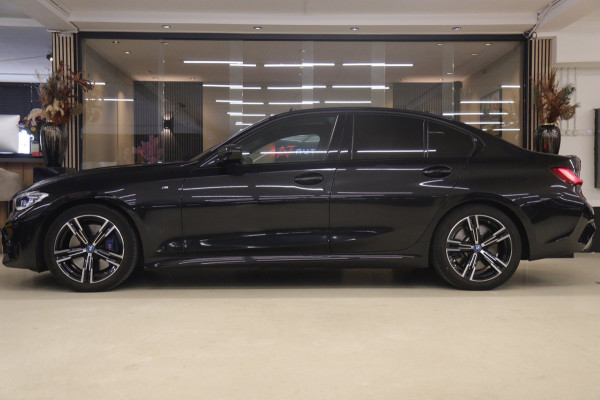 BMW 3-serie 330i High Executive M-PAKKET PANO/CARPLAY/SFEER/HK/HUD/VOL
