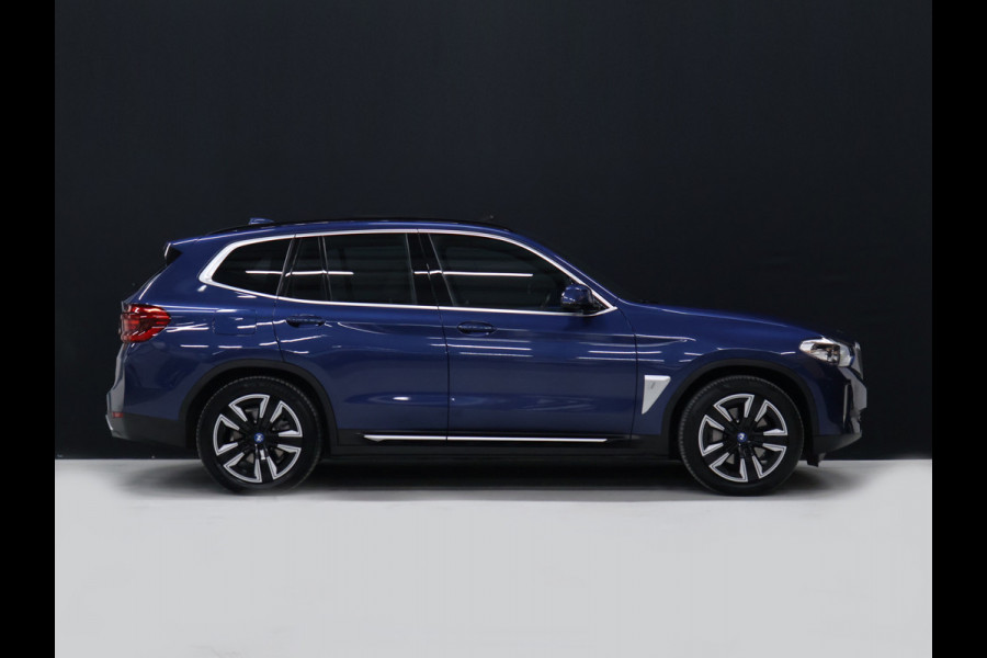BMW iX3 Executive 80 kWh [SCHUIFKANTELDAK, ADAPTIVE CRUISE, MEMORY, APPLE CARPLAY, ANDROID, CAMERA, PDC, STOELVERWARMING, TREKHAAK, DRAADLOZE OPLADER, NIEUWSTAAT]