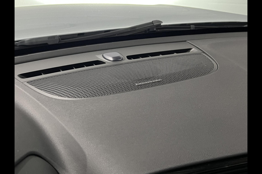 Volvo XC40 1.5 T4 Plug-in hybrid Plus Dark Adapt. cruise | Stuur-/stoelverwarming | Achteruitrij camera | Harman/Kardon | Memory | Carplay