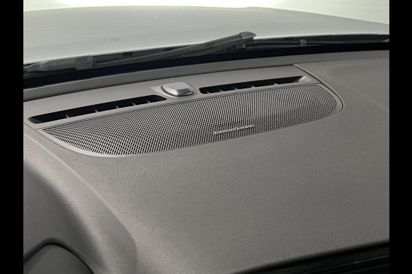 Volvo XC40 1.5 T4 Plug-in hybrid Plus Dark Adapt. cruise | Stuur-/stoelverwarming | Achteruitrij camera | Harman/Kardon | Memory | Carplay