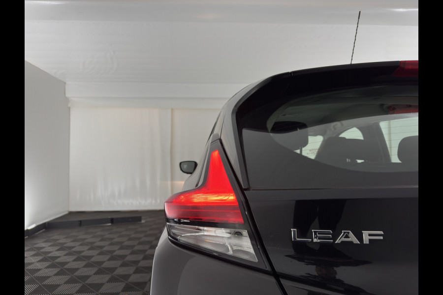 Nissan Leaf N-Connecta 40 kWh (INCL.BTW) Aut. *ADAPTIVE-CRUISE | NAVI-FULLMAP | TOPVIEW | KEYLESS | BLINDSPOT |  DIGI-COCKPIT | HEATED-COMFORTSEATS | DAB | PRIVACYGLASS | ECC | PDC | CARPLAY | 16"ALU*