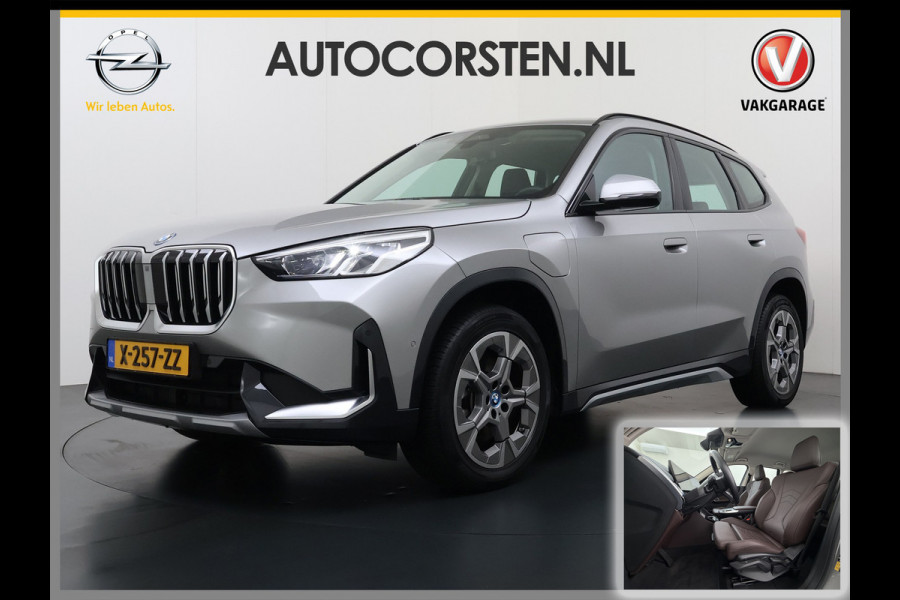 BMW X1 xDrive25e PHEV Hybrid 245pk Automaat Trekhaak Leder Sportstoelen 4WD Adap.Cruise Camera Navi Dual-Ecc ParkAssist Pdc Apple Carpl Lmv Elek.Achterklep Connect Drive Isofix DAB Led Regen-Lichtsensor Lane Assist Wifi AWD 1.700KG Trekgewicht 1e Eigenaar Dealeronderhouden Origineel Nederlandse Auto