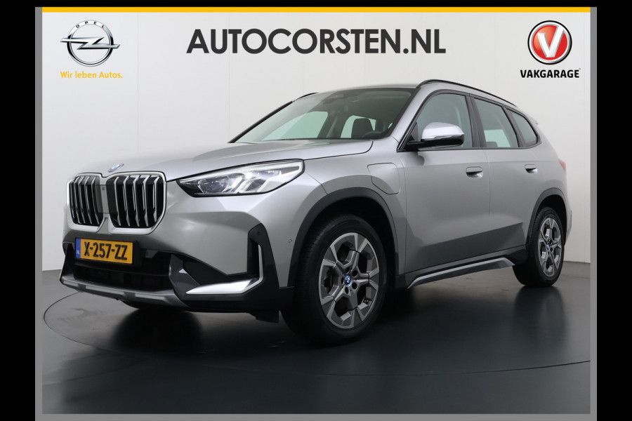 BMW X1 xDrive25e PHEV Hybrid 245pk Automaat Trekhaak Leder Sportstoelen 4WD Adap.Cruise Camera Navi Dual-Ecc ParkAssist Pdc Apple Carpl Lmv Elek.Achterklep Connect Drive Isofix DAB Led Regen-Lichtsensor Lane Assist Wifi AWD 1.700KG Trekgewicht 1e Eigenaar Dealeronderhouden Origineel Nederlandse Auto
