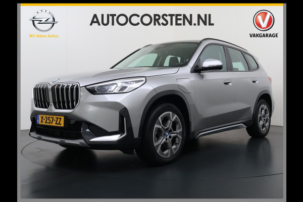BMW X1 xDrive25e PHEV Hybrid 245pk Automaat Trekhaak Leder Sportstoelen 4WD Adap.Cruise Camera Navi Dual-Ecc ParkAssist Pdc Apple Carpl Lmv Elek.Achterklep Connect Drive Isofix DAB Led Regen-Lichtsensor Lane Assist Wifi AWD 1.700KG Trekgewicht 1e Eigenaar Dealeronderhouden Origineel Nederlandse Auto