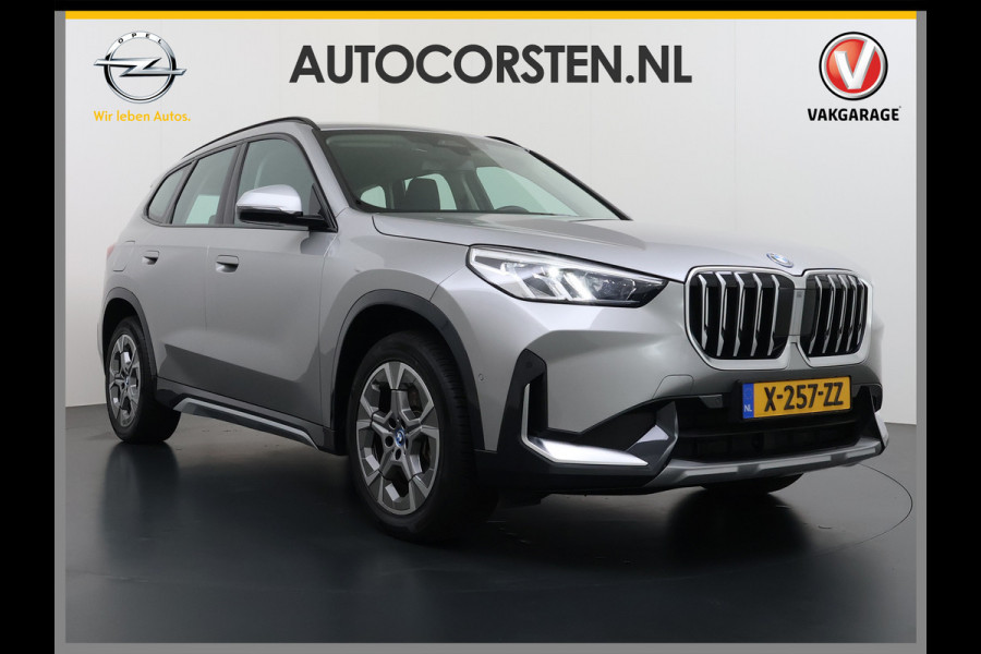 BMW X1 xDrive25e PHEV Hybrid 245pk Automaat Trekhaak Leder Sportstoelen 4WD Adap.Cruise Camera Navi Dual-Ecc ParkAssist Pdc Apple Carpl Lmv Elek.Achterklep Connect Drive Isofix DAB Led Regen-Lichtsensor Lane Assist Wifi AWD 1.700KG Trekgewicht 1e Eigenaar Dealeronderhouden Origineel Nederlandse Auto