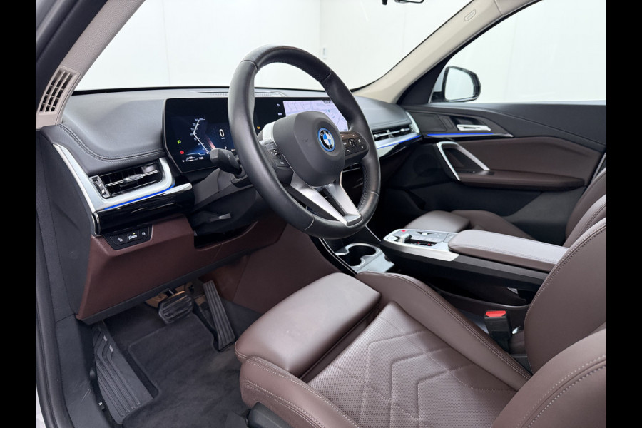 BMW X1 xDrive25e PHEV Hybrid 245pk Automaat Trekhaak Leder Sportstoelen 4WD Adap.Cruise Camera Navi Dual-Ecc ParkAssist Pdc Apple Carpl Lmv Elek.Achterklep Connect Drive Isofix DAB Led Regen-Lichtsensor Lane Assist Wifi AWD 1.700KG Trekgewicht 1e Eigenaar Dealeronderhouden Origineel Nederlandse Auto