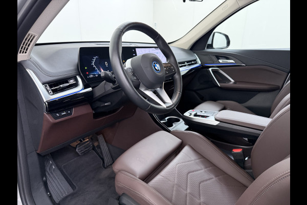 BMW X1 xDrive25e PHEV Hybrid 245pk Automaat Trekhaak Leder Sportstoelen 4WD Adap.Cruise Camera Navi Dual-Ecc ParkAssist Pdc Apple Carpl Lmv Elek.Achterklep Connect Drive Isofix DAB Led Regen-Lichtsensor Lane Assist Wifi AWD 1.700KG Trekgewicht 1e Eigenaar Dealeronderhouden Origineel Nederlandse Auto