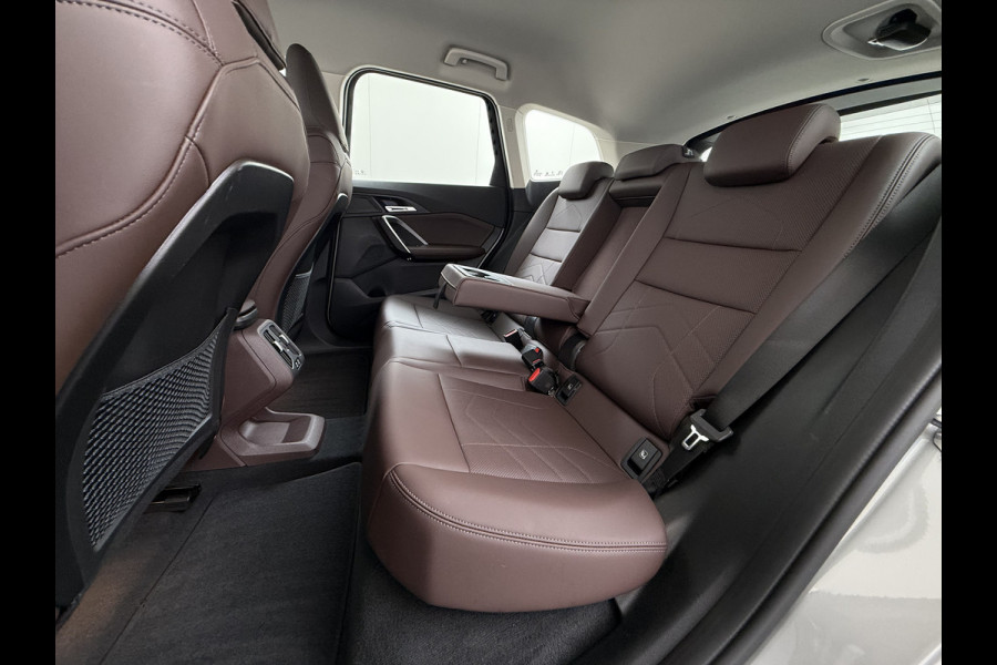 BMW X1 xDrive25e PHEV Hybrid 245pk Automaat Trekhaak Leder Sportstoelen 4WD Adap.Cruise Camera Navi Dual-Ecc ParkAssist Pdc Apple Carpl Lmv Elek.Achterklep Connect Drive Isofix DAB Led Regen-Lichtsensor Lane Assist Wifi AWD 1.700KG Trekgewicht 1e Eigenaar Dealeronderhouden Origineel Nederlandse Auto