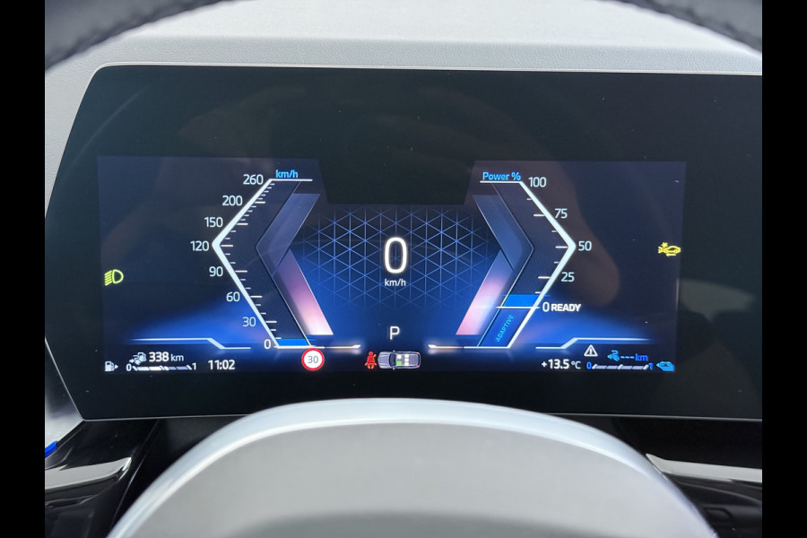 BMW X1 xDrive25e PHEV Hybrid 245pk Automaat Trekhaak Leder Sportstoelen 4WD Adap.Cruise Camera Navi Dual-Ecc ParkAssist Pdc Apple Carpl Lmv Elek.Achterklep Connect Drive Isofix DAB Led Regen-Lichtsensor Lane Assist Wifi AWD 1.700KG Trekgewicht 1e Eigenaar Dealeronderhouden Origineel Nederlandse Auto