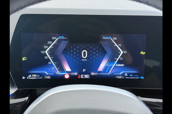 BMW X1 xDrive25e PHEV Hybrid 245pk Automaat Trekhaak Leder Sportstoelen 4WD Adap.Cruise Camera Navi Dual-Ecc ParkAssist Pdc Apple Carpl Lmv Elek.Achterklep Connect Drive Isofix DAB Led Regen-Lichtsensor Lane Assist Wifi AWD 1.700KG Trekgewicht 1e Eigenaar Dealeronderhouden Origineel Nederlandse Auto