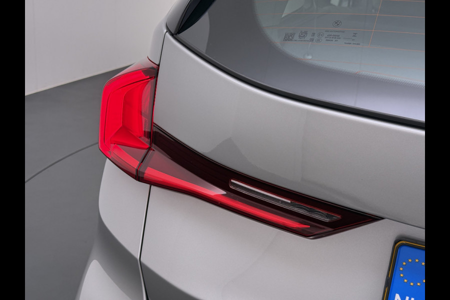 BMW X1 xDrive25e PHEV Hybrid 245pk Automaat Trekhaak Leder Sportstoelen 4WD Adap.Cruise Camera Navi Dual-Ecc ParkAssist Pdc Apple Carpl Lmv Elek.Achterklep Connect Drive Isofix DAB Led Regen-Lichtsensor Lane Assist Wifi AWD 1.700KG Trekgewicht 1e Eigenaar Dealeronderhouden Origineel Nederlandse Auto