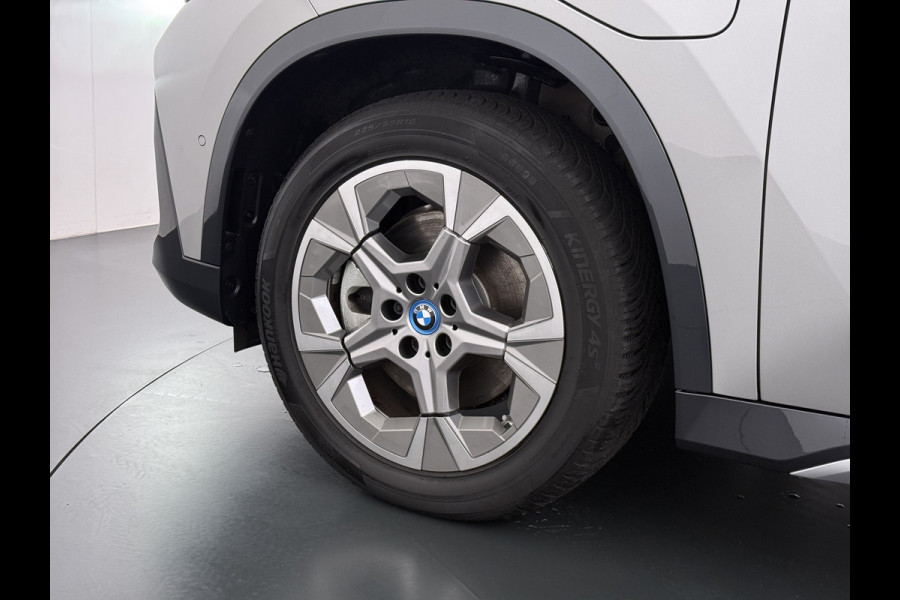 BMW X1 xDrive25e PHEV Hybrid 245pk Automaat Trekhaak Leder Sportstoelen 4WD Adap.Cruise Camera Navi Dual-Ecc ParkAssist Pdc Apple Carpl Lmv Elek.Achterklep Connect Drive Isofix DAB Led Regen-Lichtsensor Lane Assist Wifi AWD 1.700KG Trekgewicht 1e Eigenaar Dealeronderhouden Origineel Nederlandse Auto