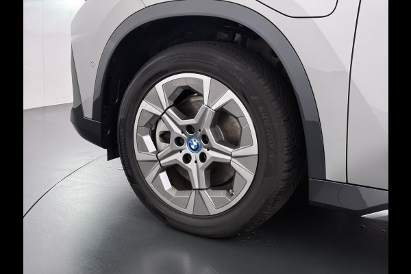 BMW X1 xDrive25e PHEV Hybrid 245pk Automaat Trekhaak Leder Sportstoelen 4WD Adap.Cruise Camera Navi Dual-Ecc ParkAssist Pdc Apple Carpl Lmv Elek.Achterklep Connect Drive Isofix DAB Led Regen-Lichtsensor Lane Assist Wifi AWD 1.700KG Trekgewicht 1e Eigenaar Dealeronderhouden Origineel Nederlandse Auto