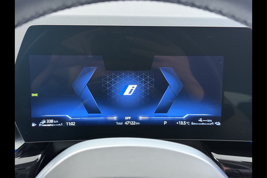 BMW X1 xDrive25e PHEV Hybrid 245pk Automaat Trekhaak Leder Sportstoelen 4WD Adap.Cruise Camera Navi Dual-Ecc ParkAssist Pdc Apple Carpl Lmv Elek.Achterklep Connect Drive Isofix DAB Led Regen-Lichtsensor Lane Assist Wifi AWD 1.700KG Trekgewicht 1e Eigenaar Dealeronderhouden Origineel Nederlandse Auto