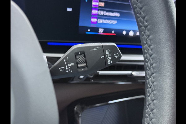 BMW X1 xDrive25e PHEV Hybrid 245pk Automaat Trekhaak Leder Sportstoelen 4WD Adap.Cruise Camera Navi Dual-Ecc ParkAssist Pdc Apple Carpl Lmv Elek.Achterklep Connect Drive Isofix DAB Led Regen-Lichtsensor Lane Assist Wifi AWD 1.700KG Trekgewicht 1e Eigenaar Dealeronderhouden Origineel Nederlandse Auto