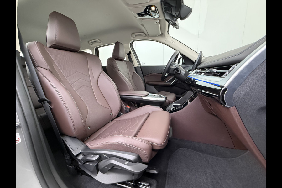 BMW X1 xDrive25e PHEV Hybrid 245pk Automaat Trekhaak Leder Sportstoelen 4WD Adap.Cruise Camera Navi Dual-Ecc ParkAssist Pdc Apple Carpl Lmv Elek.Achterklep Connect Drive Isofix DAB Led Regen-Lichtsensor Lane Assist Wifi AWD 1.700KG Trekgewicht 1e Eigenaar Dealeronderhouden Origineel Nederlandse Auto
