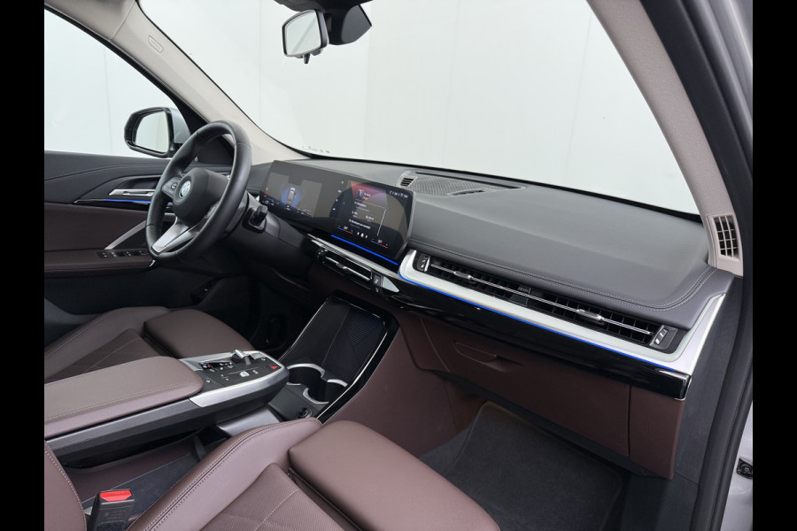 BMW X1 xDrive25e PHEV Hybrid 245pk Automaat Trekhaak Leder Sportstoelen 4WD Adap.Cruise Camera Navi Dual-Ecc ParkAssist Pdc Apple Carpl Lmv Elek.Achterklep Connect Drive Isofix DAB Led Regen-Lichtsensor Lane Assist Wifi AWD 1.700KG Trekgewicht 1e Eigenaar Dealeronderhouden Origineel Nederlandse Auto